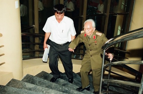 Emotional photos of General Vo Nguyen Giap taken by Tran Hong  - ảnh 11