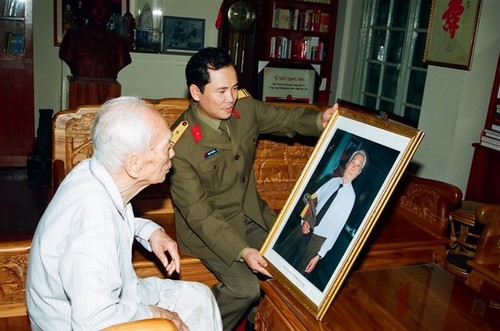 Emotional photos of General Vo Nguyen Giap taken by Tran Hong  - ảnh 12