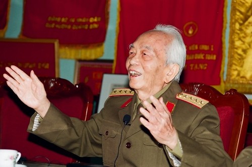 Emotional photos of General Vo Nguyen Giap taken by Tran Hong  - ảnh 4