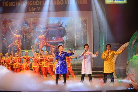 Medley “Hanoi autumn” advances to final round of Vietnam Journalists’ Singing Festival 2016 - ảnh 2