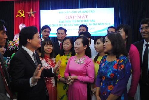 Ministry of Education and Training honours excellent teachers from islands  - ảnh 1
