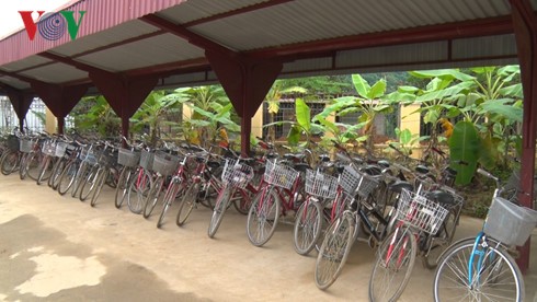 Poor students continue their education thanks to borrowed bicycles  - ảnh 1