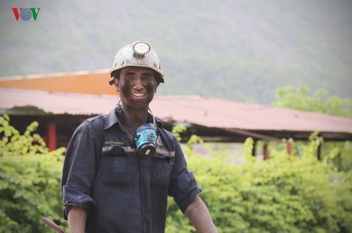 Workers’ Month: A visit to miners - ảnh 4
