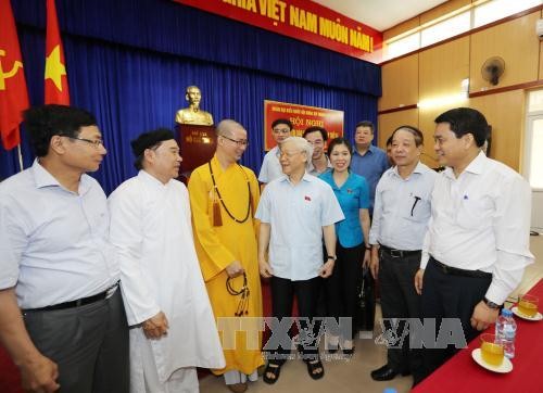 Party leader meets voters following National Assembly session  - ảnh 1