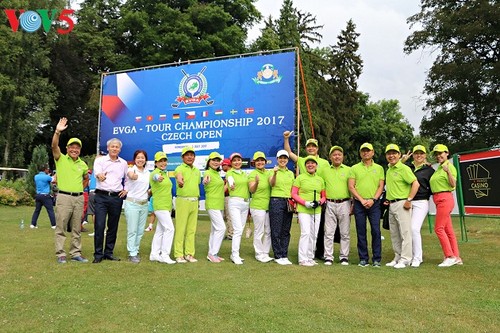 Golf tournament connects Vietnamese in Europe  - ảnh 2