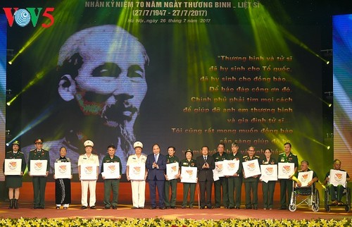 Prime Minister commends 700 outstanding revolutionary contributors - ảnh 1