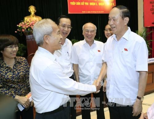 President meets voters in Ho Chi Minh city - ảnh 1