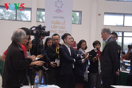 Foreign reporters praise Vietnam’s APEC hosting   - ảnh 1
