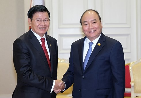 PM meets Lao, Cambodian counterparts in Phnom Penh  - ảnh 1