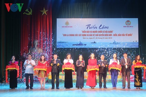 Son La opens exhibition on Vietnam sea, islands - ảnh 1