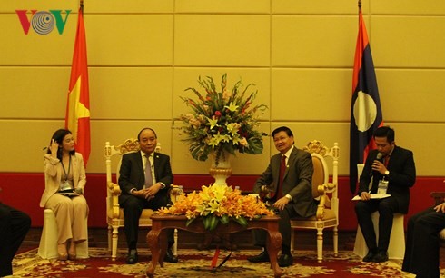 PM meets Lao, Cambodian counterparts ahead of MRC summit - ảnh 1