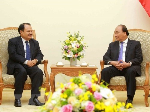 PM calls on Laos to facilitate Vietnamese projects - ảnh 1