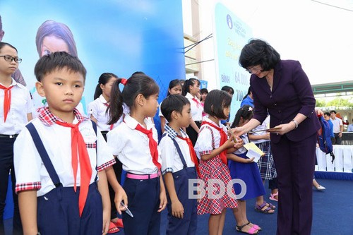 Vice President presents gifts to students, poor households in Binh Dinh  - ảnh 1
