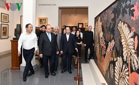 PM visits Vietnam Fine Art Museum  - ảnh 1