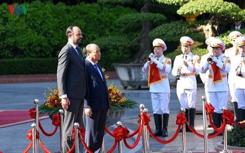 Welcome ceremony held for French Prime Minister - ảnh 1