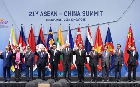 PM calls on ASEAN, China to promote dialogues, build trust, uphold international law - ảnh 1