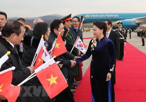 NA Chairwoman visits Vietnamese Embassy staff in Seoul - ảnh 2