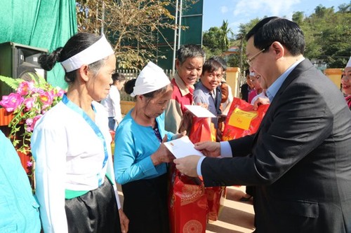 Party, State leaders present Tet gifts to disadvantaged households - ảnh 1