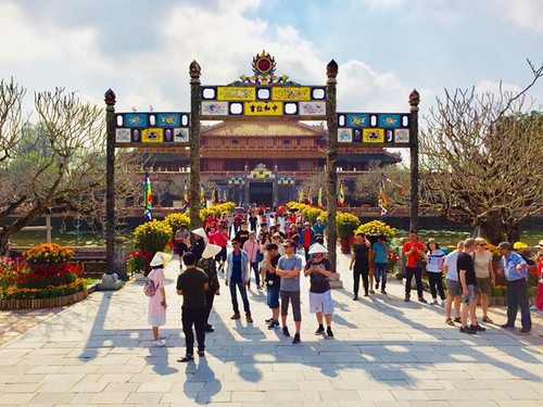 Crowds of foreigners visit central Vietnam during Lunar New Year holidays - ảnh 1