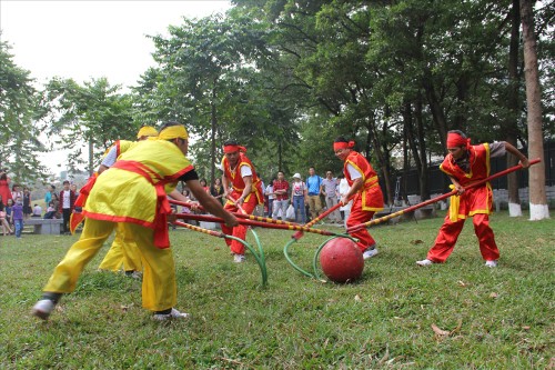 Relic sites, spring festivals attract crowds of visitors  - ảnh 1