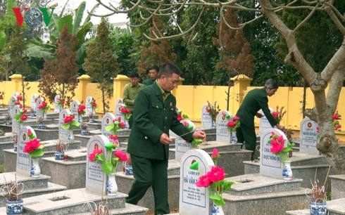 Incense offering commemorates heroes, martyrs in Northern Border War - ảnh 1