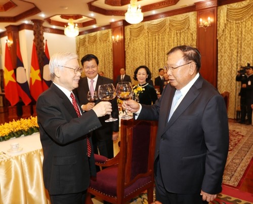 Vietnamese, Lao leaders underline bilateral special solidarity - ảnh 1