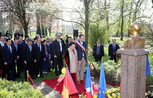 NA Chairwoman visits Ho Chi Minh Space, meets overseas Vietnamese in France - ảnh 1