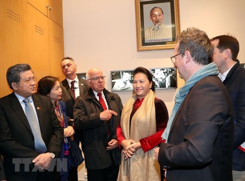 NA Chairwoman visits Ho Chi Minh Space, meets overseas Vietnamese in France - ảnh 2