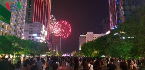 Vietnam marks Reunification Day with fireworks display - ảnh 1