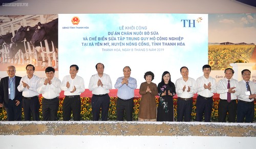 PM visits exhibition on Thanh Hoa province, inaugurates dairy farm - ảnh 2