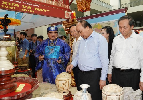 PM visits exhibition on Thanh Hoa province, inaugurates dairy farm - ảnh 1