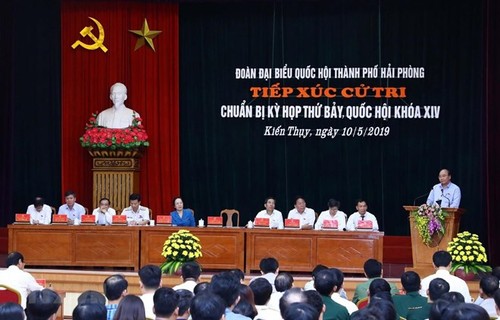 Prime Minister meets voters in Hai Phong  - ảnh 1
