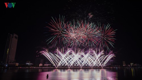 Visitors to Danang treated to spectacular fireworks displays - ảnh 1