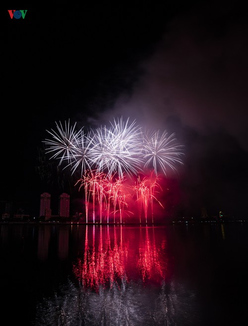 Visitors to Danang treated to spectacular fireworks displays - ảnh 2