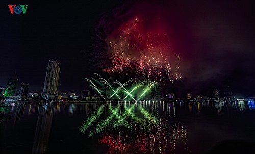 Visitors to Danang treated to spectacular fireworks displays - ảnh 3