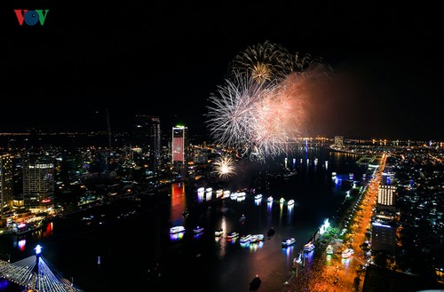 Visitors to Danang treated to spectacular fireworks displays - ảnh 4