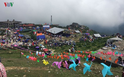 Mau Son Tourism Festival draws huge crowds - ảnh 1