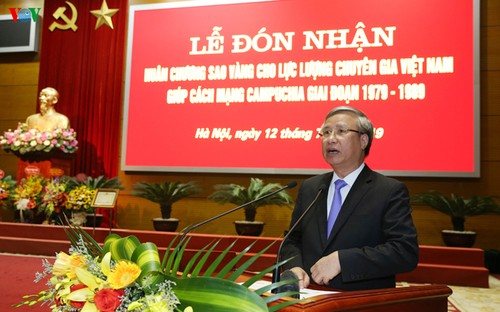 Vietnamese experts honored with Gold Star Order for helping Cambodian Revolution - ảnh 1