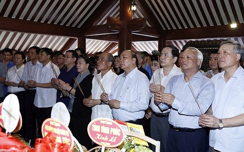 Government, National Assembly leaders pay tribute to President Ho Chi Minh - ảnh 1