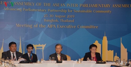 NA Chairwoman attends AIPA Executive Committee meeting, meets OVs in Thailand - ảnh 1