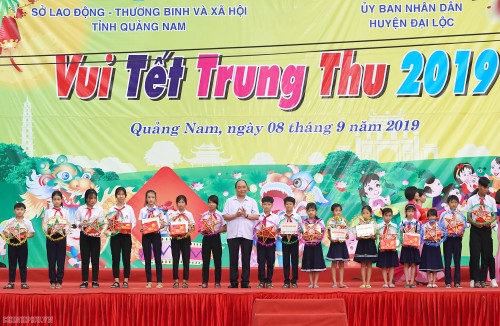 PM joins Mid-Autumn Festival with children in Quang Nam - ảnh 1
