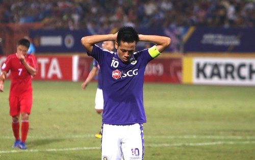 Van Quyet suspended until season end due to controversial collision - ảnh 1