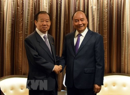 PM receives LDP Secretary General, Vietnamese intellectuals in Japan - ảnh 1