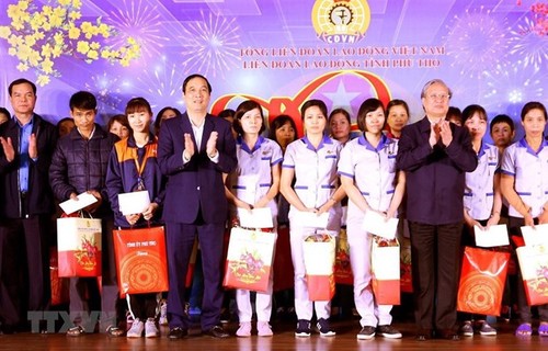 Officials present gifts to the poor ahead of Lunar New Year festival  - ảnh 1