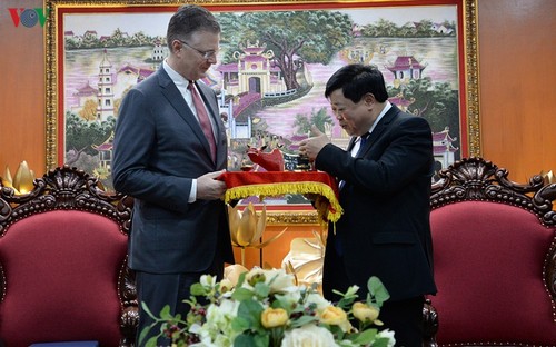 US Ambassador visits VOV, emphasizes partnership with Vietnam  - ảnh 2