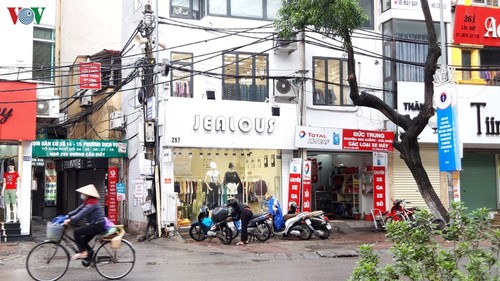 Economic activities reopen as social distancing is eased in Vietnam - ảnh 1