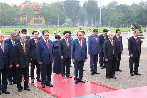 Leaders pay tribute to President Ho Chi Minh on national reunification day - ảnh 1