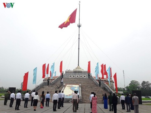 Flag of national unification hoisted in Hien Luong-Ben Hai relic site - ảnh 1