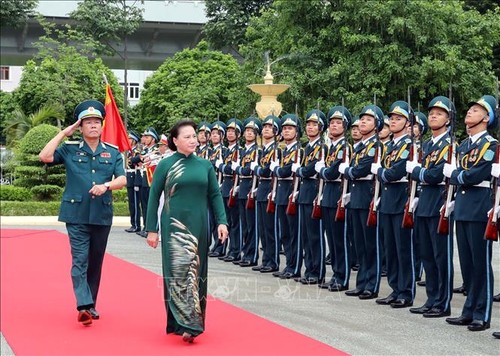 National Assembly Chairwoman visits Air Defense-Air Force - ảnh 1