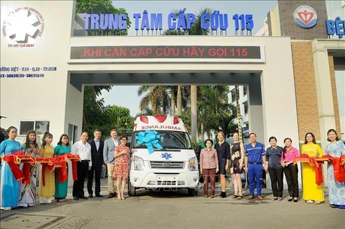 US company donates medical equipment to Ho Chi Minh City Emergency Center - ảnh 1